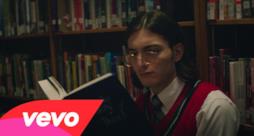 Alesso, da nerd sfigato a ballerino provetto nel video di Cool