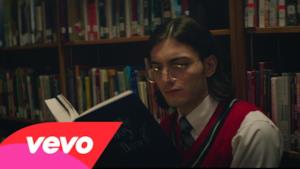 Alesso, da nerd sfigato a ballerino provetto nel video di Cool