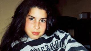 Amy Winehouse, eccola a 14 anni in una nuova clip dal film sulla sua vita