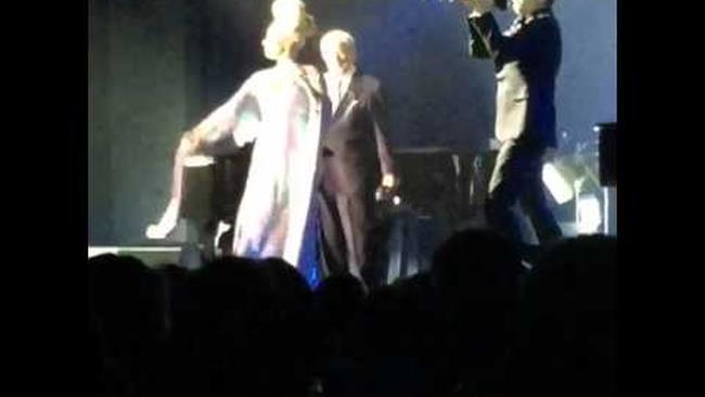 Lady Gaga cade sul palco durante il Cheek To Cheek Tour a Monaco