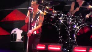 Depeche Mode cantano Behind The Wheel live al concerto di Milano