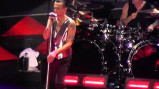 Depeche Mode cantano Behind The Wheel live al concerto di Milano