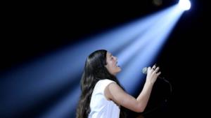 Grammy 2014, Lorde canta Royals live