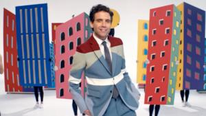 Mika in un'esplosione di colori nel video ufficiale di Talk About You