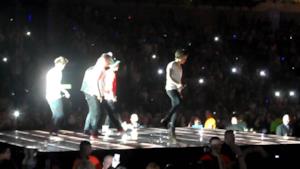 One Direction ballano una danza irlandese durante il tour 2013