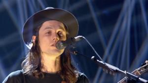 James Bay canta Hold Back the River agli MTV EMA 2015