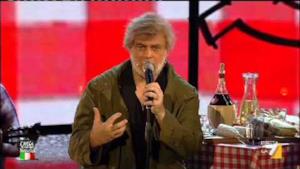 Crozza imita Guccini e canta l'Avvelenata [VIDEO]