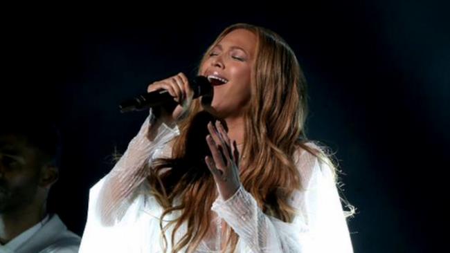 Beyoncé, ai Grammy 2015 un tributo a Selma con John Legend e Common