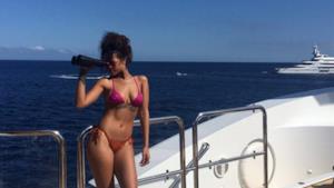 Rihanna balla la Shmoney Dance in bikini sullo yacht