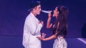 Justin Bieber duetta con Ariana Grande, ma dimentica le parole di Love Me Harder!