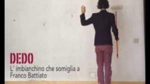 Il sosia di Franco Battiato fa l'imbianchino [VIDEO]