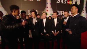 One Direction fuori dal Brit Awards 2013 con Rizzle Kicks