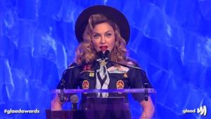 Madonna vestita da boy scout ai Glaad Awards 2013 [VIDEO]