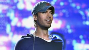 Incidente sul palco per Enrique Iglesias, si taglia le dita con un drone