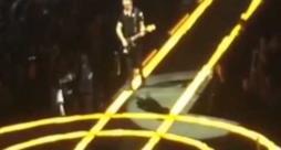 U2, The Edge cade dal palco al concerto d'apertura del tour 2015