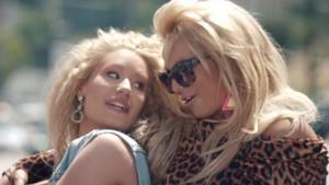 Britney Spears e Iggy Azalea, atmosfere anni 80 nel video per Pretty Girls