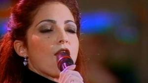 Gloria Estefan - Mas alla (Live) (Video ufficiale e testo)