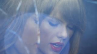 Taylor Swift in un'atmosfera da sogno nel video di Style