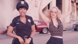 Iggy Azalea in fuga da Jennifer Hudson nel video di Trouble