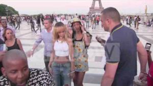 Rihanna a Parigi  in visita alla Torre Eiffel