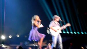 ► "I'm Yours" - Taylor Swift & Jason Mraz - Staples Center - Los Angeles - 08/24/11