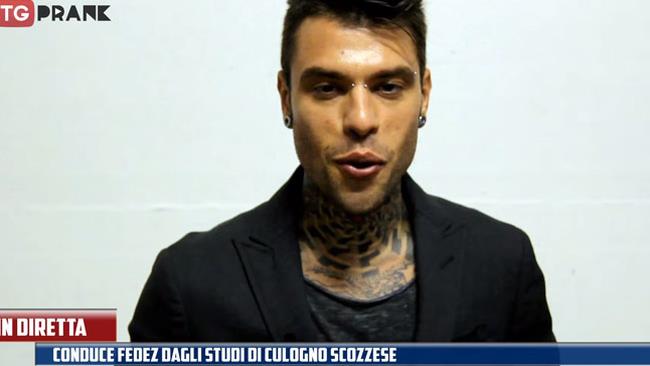 Fedez conduce il TG PRANK dei theShow (extra clip Non C'è Due Senza Trash)