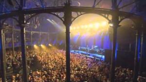 Foo Fighters - Dave Grohl butta fuori un fan dal concerto (Uk 2011)