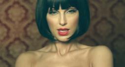 Anna Tatangelo è una sexy Valentina nel video di Inafferrabile