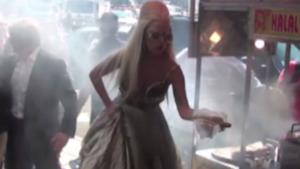 ► LADY GAGA cade a new york