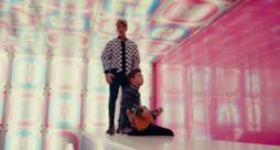 Benji & Fede - Forme geometriche (Addicted to You) [feat. Jasmine Thompson] (Video ufficiale e testo)