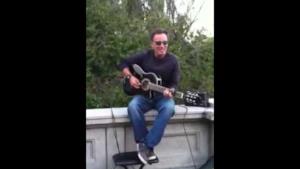 ► Bruce Springsteen suona nel parco di Boston