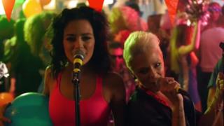 Le Donatella fanno festa con la Rettore nel video per Donatella