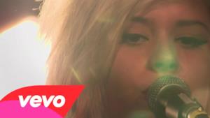 Nina Nesbitt - 18 Candles (Video ufficiale e testo)