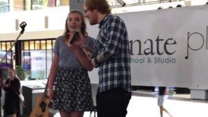 Ed Sheeran che canta con una fan al centro commerciale è già virale!