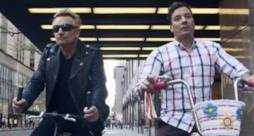 Bono degli U2 scherza con Jimmy Fallon sulla sua caduta dalla bicicletta (video)