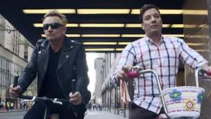 Bono degli U2 scherza con Jimmy Fallon sulla sua caduta dalla bicicletta (video)