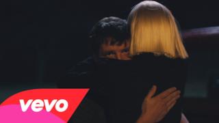 Sia, Heidi Klum e Pedro Pascal di GOT nel nuovo video Fire Meet Gasoline