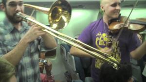 Concerto in aereo - Musica balcanica con la Lemon Bucket Orkestra [VIDEO]