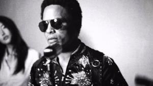 Lenny Kravitz attacca la Chiesa nel nuovo (e strano) video Sex