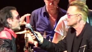 U2, Bono canta Sweetest Thing con il suo sosia e dice addio al tour manager
