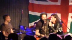 Gianluca Grignani ubriaco al concerto di Omar Pedrini: video da ridere!