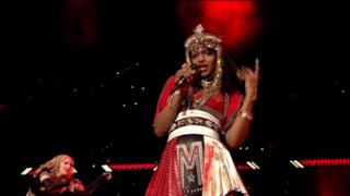 M.I.A. gives the middle finger at Super Bowl Halftime (HD video)