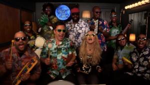 Madonna canta Holiday con Jimmy Fallon e The Roots (video)