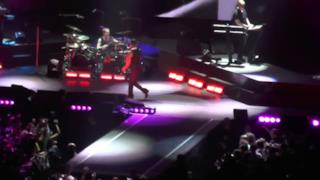 Depeche Mode cantano Just can't get enough al concerto di Milano