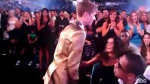 Video - Justin Bieber Kisses Selena Gomez (Billboard Music Awards 2011)