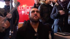 Marco Mengoni all'Edicola Fiore canta Il Triangolo Paiù
