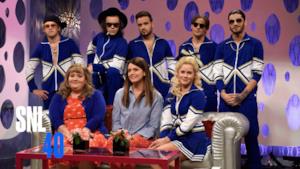 One Direction si esibiscono al SNL vestiti da liceali