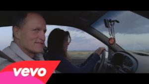 U2, l'emozionante video di Song for Someone con Woody Harrelson