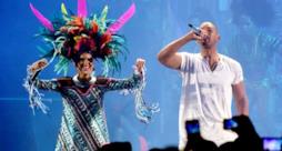 Will Smith canta live con i Bomba Estereo: ecco Fiesta ai Latin Grammys 2015