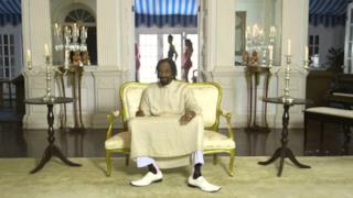 Snoop Lion ft. Angela Hunte - Here Comes The King (Video ufficiale e testo)